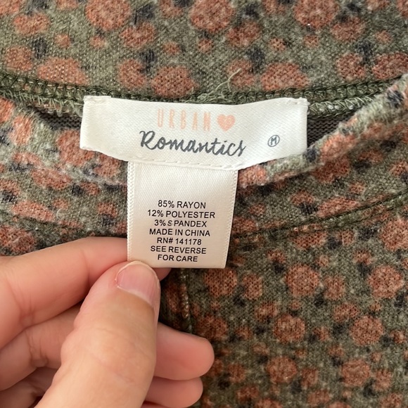 Lightweight floral soft drop shoulder sweater - Picture 3 of 4